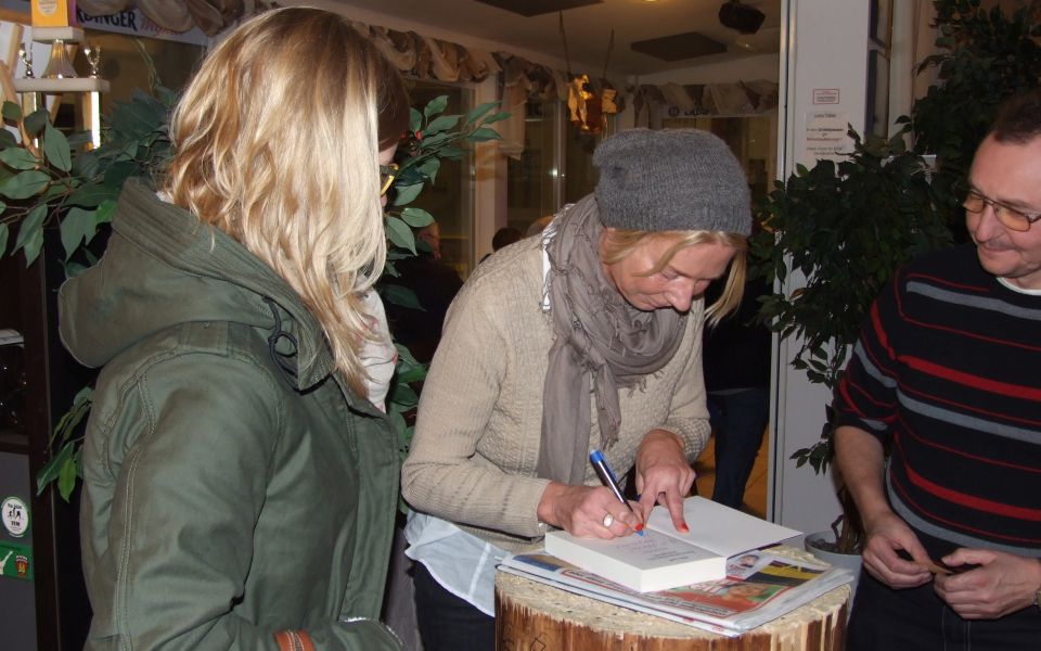 Rita Falk signiert Bücher beim ersten Spiel des EV Aich gegen den ESV Gebensbach